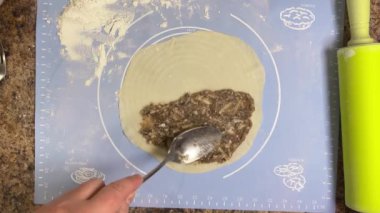 Köfteleri kıymalı hazırlamak ve hamurdan köfte yapma süreci. Üst görünüm.