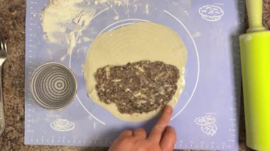 Köfteleri kıymalı hazırlamak ve hamurdan köfte yapma süreci. Üst görünüm.