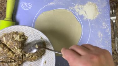 Köfteleri kıymalı hazırlamak ve hamurdan köfte yapma süreci. Üst görünüm.