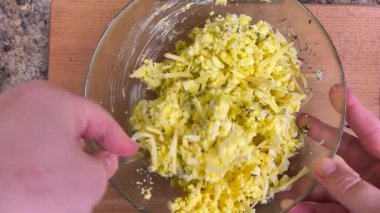 Peynirden, haşlanmış yumurtadan, dereotundan, hardaldan ve mayonezden ziyafet çekiyorum. Üst görünüm.