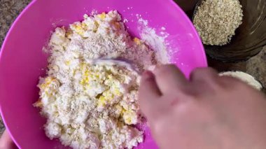 Un ve yulaf ezmesiyle süzme peynir hamurunu pürüzsüz olana kadar karıştırmak. Üst görünüm.