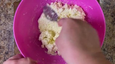 Peynir hamurunu pürüzsüz olana kadar bir kasede karıştırmak. Üst görünüm.