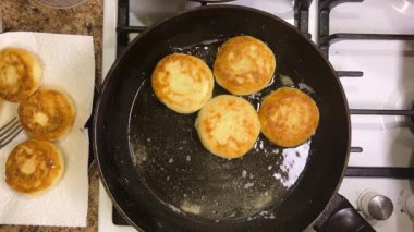 Sobadaki tavada sebze yağında şerbet kızartma işlemi. Üst görünüm.