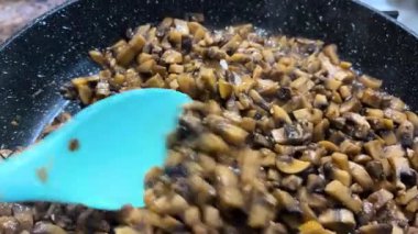 Fırında kızartılmış şampiyon mantarı kızartma tavasında. Üst görünüm.