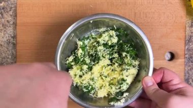 Peynir, ot ve tereyağını metal bir kasede hazırlıyorum. Üst görünüm.