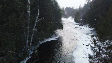 Kışın kayaların arasında buzla kaplı bir nehir. Rockwood Koruma Alanı (ayrıca Rockwood Park olarak da bilinir) Kanada 'nın Ontario eyaletinin Ontario şehrinde yer alan orta büyüklükte bir koruma alanıdır..