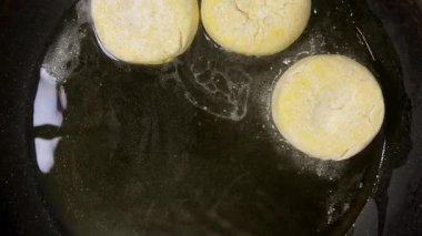 Sobadaki tavada sebze yağında şerbet kızartma işlemi. Üst görünüm.