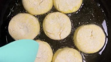 Sobadaki tavada sebze yağında şerbet kızartma işlemi. Üst görünüm.