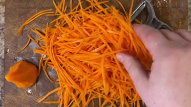 Tahta kesme tahtasında taze havuç dilimlenmiş..