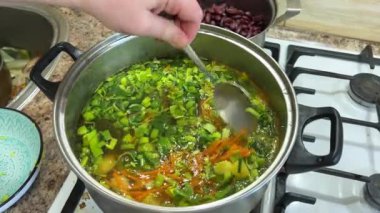 Haşlanmış sebzeler, patatesler, havuçlar, pırasa sapları ve lahana kaynatıyorlar. Ukrayna borsası yapma süreci.