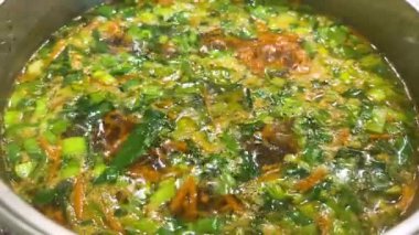 Ukrayna çorbası ocağın üstünde bir tencerede pişirilir..