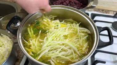 Haşlanmış sebzeler, patatesler, havuçlar, pırasa sapları ve lahana kaynatıyorlar. Ukrayna borsası yapma süreci.