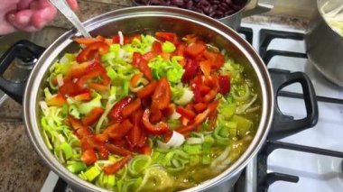 Haşlanmış sebzeler, patatesler, havuçlar, pırasa sapları, lahana ve tatlı biberler kaynatıyorlar. Ukrayna borsası yapma süreci.