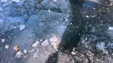 Kışın donmuş bir göletin buz yüzeyi.