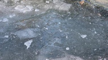 Kışın donmuş bir göletin buz yüzeyi.