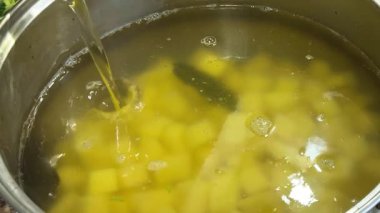 Bir tavaya doğranmış patatesle sebze yağı dökmek. Ukrayna çorbası pişirme süreci.