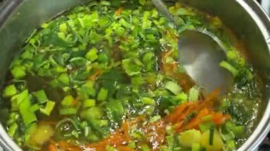 Haşlanmış sebzeler, patatesler, havuçlar, pırasa sapları ve lahana kaynatıyorlar. Ukrayna borsası yapma süreci.