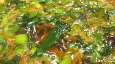 Ukrayna çorbası ocağın üstünde bir tencerede pişirilir..