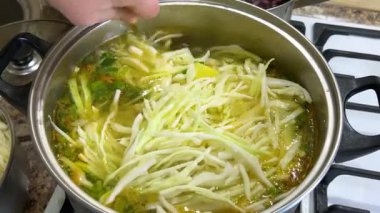 Haşlanmış sebzeler, patatesler, havuçlar, pırasa sapları ve lahana kaynatıyorlar. Ukrayna borsası yapma süreci.