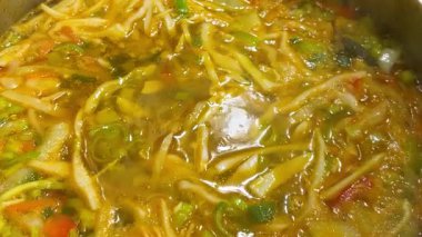 Patates, havuç, pırasa sapı, lahana ve tatlı biberle kaynayan bir kaba domates püresi ve doğranmış pancar ekliyorum. Ukrayna borsası yapma süreci.