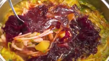 Haşlanmış sebze, pancar, patates, havuç, pırasa sapı, lahana ve tatlı biber kaynatıyorlar. Ukrayna borsası yapma süreci.