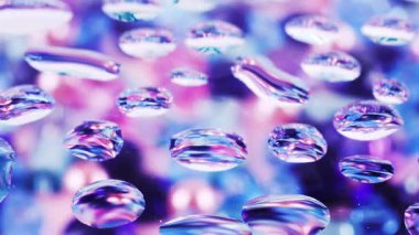 Mor, koyu mavi, açık mavi ve pembe tonlarda soyut bir arkaplan. Camın üzerindeki damlalarda renklerin tonları değişiyor.