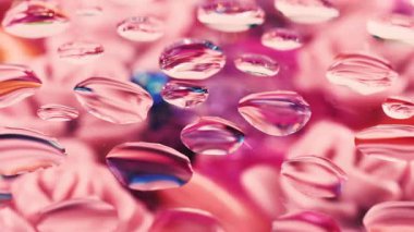 Pembe böğürtlen mor tonlarında soyut bir arka plan. Çiçeklerin tonlarını değiştiren cam damlaları.