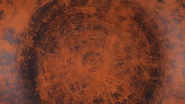 Nohut çekirdekleri kahverengi bir seramik kaseye, tahta meşe ağacından bir arka planda dökülür. Üst Manzara. Yavaş çekim.