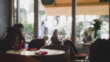 Bir kafenin içini bir şehir sokağının arka planına karşı vurmak. Odaklanamıyorum.