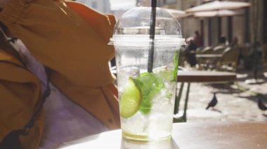 Caddedeki bir kafede masada limonata ile şeffaf bir cam..