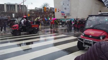 TORONTO, CanADA - 17 Mart 2025: Toronto, Ontario, Kanada 'da Aziz Patrick Günü geçit töreni. Toronto itfaiyecileri geçit törenine katılıyor. İrlanda milli kostümlü bir grup müzisyen gayda çalıyor..
