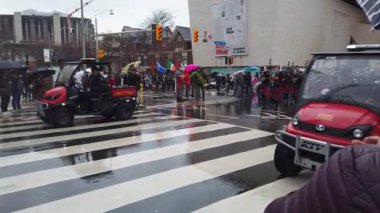 TORONTO, CanADA - 17 Mart 2025: Toronto, Ontario, Kanada 'da Aziz Patrick Günü geçit töreni. Toronto itfaiyecileri geçit törenine katılıyor. İrlanda milli kostümlü bir grup müzisyen gayda çalıyor..