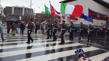 TORONTO, CanADA - 17 Mart 2025: Toronto, Ontario, Kanada 'da Aziz Patrick Günü geçit töreni. Bir grup üniformalı itfaiyeci geçit törenine katılıyor. Asteğmen taşıyıcılar Kanada, İrlanda bayraklarını taşıyor..