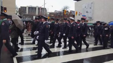 TORONTO, CanADA - 17 Mart 2025: Toronto, Ontario, Kanada 'da Aziz Patrick Günü geçit töreni. Bir grup üniformalı adam geçit törenine katılıyor..