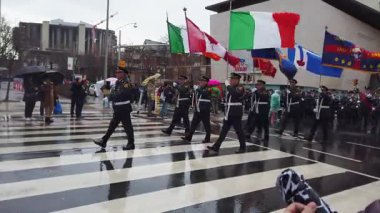 TORONTO, CanADA - 17 Mart 2025: Toronto, Ontario, Kanada 'da Aziz Patrick Günü geçit töreni. Bir grup üniformalı itfaiyeci geçit törenine katılıyor. Asteğmen taşıyıcılar Kanada, İrlanda bayraklarını taşıyor..
