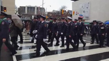 TORONTO, CanADA - 17 Mart 2025: Toronto, Ontario, Kanada 'da Aziz Patrick Günü geçit töreni. Bir grup üniformalı adam geçit törenine katılıyor..