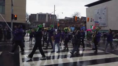 TORONTO, CanADA - 17 Mart 2025: Toronto, Ontario, Kanada 'da Aziz Patrick Günü geçit töreni. Gençlik bandosu yağmurda geçit töreninde yürüyor.