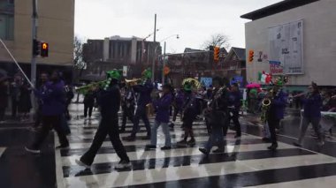 TORONTO, CanADA - 17 Mart 2025: Toronto, Ontario, Kanada 'da Aziz Patrick Günü geçit töreni. Gençlik bandosu yağmurda geçit töreninde yürüyor.