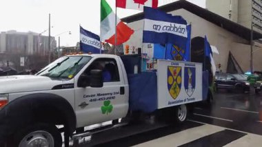 TORONTO, CANADA - 17 Mart 2025: Toronto, Ontario, Kanada 'da Aziz Patrick Günü geçit töreni, Cavan ve Monaghan Toronto Platformu, Gulliver' in bacakları şeklinde,.