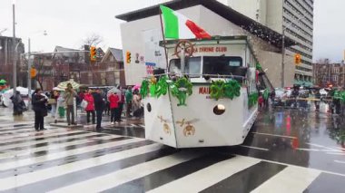 TORONTO, Kanada - 17 Mart 2025: Toronto, Ontario, Kanada 'da Aziz Patrick Günü Geçidi. Niagara Tapınak Kulübü Ramses Shriner 'ın üyeleri geçit törenine parlak kırmızı ve beyaz bir gemi şeklinde katılıyorlar..