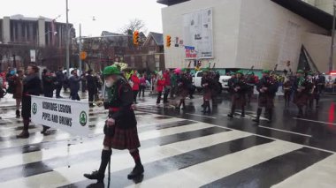 TORONTO, Kanada - 17 Mart 2025: Toronto, Ontario, Kanada 'da Aziz Patrick Günü Geçidi. Perküsyon ve rüzgar grubunun müzisyenleri 