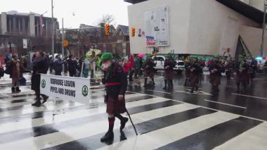 TORONTO, Kanada - 17 Mart 2025: Toronto, Ontario, Kanada 'da Aziz Patrick Günü Geçidi. Perküsyon ve rüzgar grubunun müzisyenleri 