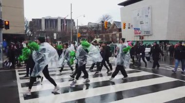 TORONTO, Kanada - 17 Mart 2025: Toronto, Ontario, Kanada 'da Aziz Patrick Günü Geçidi. Törene katılanlar sevinçle seyircilerin yanından geçip onları selamlıyorlar..