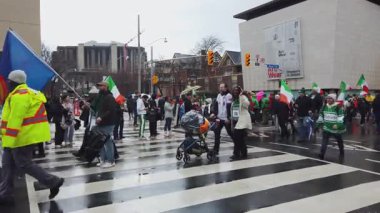 TORONTO, CanADA - 17 Mart 2025: Marangozlar ve Müttefik İşçi Partisi temsilcileri 27. Toronto, Ontario, Kanada 'da Aziz Patrick Günü Geçidi.
