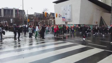 TORONTO, Kanada - 17 Mart 2025: Toronto, Ontario, Kanada 'da Aziz Patrick Günü Geçidi. LIUNA Lokal 183 (Uluslararası İşçiler Birliği Kuzey Amerika) temsilcileri, gayda ve davulculardan oluşan bir grup, geçit törenine katılırlar..