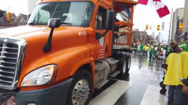 TORONTO, Kanada - 17 Mart 2025: Toronto, Ontario, Kanada 'da Aziz Patrick Günü Geçidi. LIUNA Lokal 183 (Uluslararası İşçiler Birliği Kuzey Amerika) temsilcileri, gayda ve davulculardan oluşan bir grup, geçit törenine katılırlar..