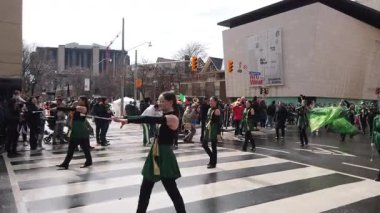TORONTO, Kanada - 17 Mart 2025: Toronto, Ontario, Kanada 'da Aziz Patrick Günü Geçidi. Törende bir pirinç ve perküsyon grubu yer alacak..