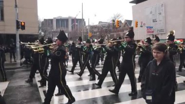 TORONTO, Kanada - 17 Mart 2025: Toronto, Ontario, Kanada 'da Aziz Patrick Günü Geçidi. Törende bir pirinç ve perküsyon grubu yer alacak..