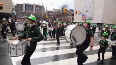TORONTO, Kanada - 17 Mart 2025: Toronto, Ontario, Kanada 'da Aziz Patrick Günü Geçidi. Törende bir pirinç ve perküsyon grubu yer alacak..