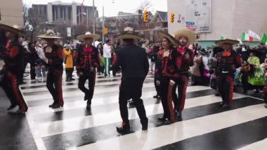 TORONTO, Kanada - 17 Mart 2025: Toronto, Ontario, Kanada 'da Aziz Patrick Günü Geçidi. Törene katılanlar renkli geleneksel kostümlerle Latin Amerika topluluğunun üyeleridir..